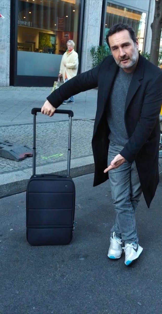 Une image contenant personne extrieur btiment valiseDescription gnre automatiquement
